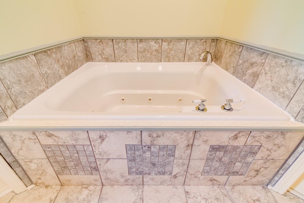 299 Mayhew Road Clarksville, TN 37040 - Photo 22 of 29 Master jetted tub with tiled surround