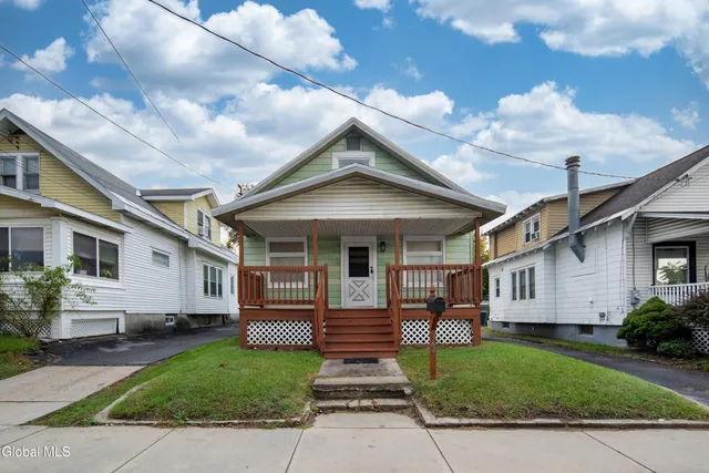 $1,895 | 364 Altamont Avenue, Schenectady, NY 12303
