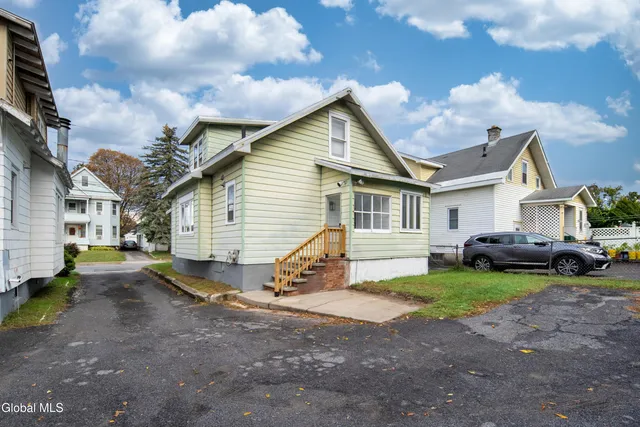 $1,895 | 364 Altamont Avenue, Schenectady, NY 12303