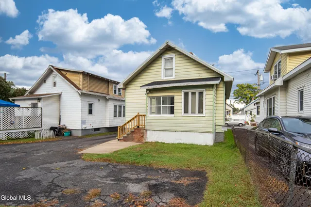 $1,895 | 364 Altamont Avenue, Schenectady, NY 12303