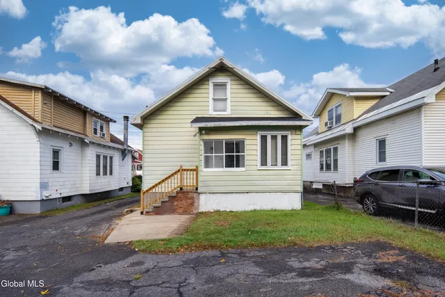 $1,895 | 364 Altamont Avenue, Schenectady, NY 12303