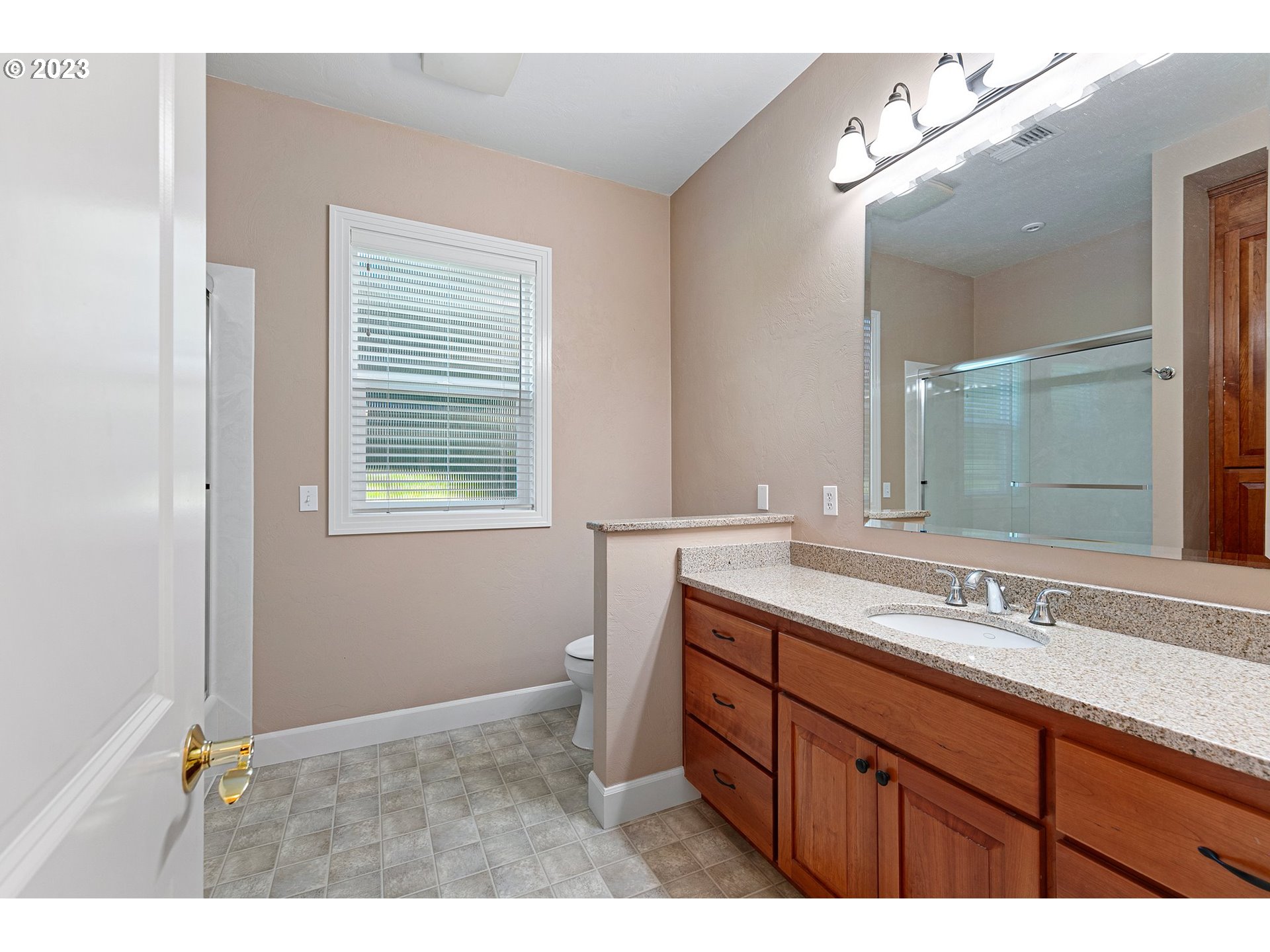 41763 Deerhorn Road Springfield, OR 97478 - Photo 28 of 39 Bathroom