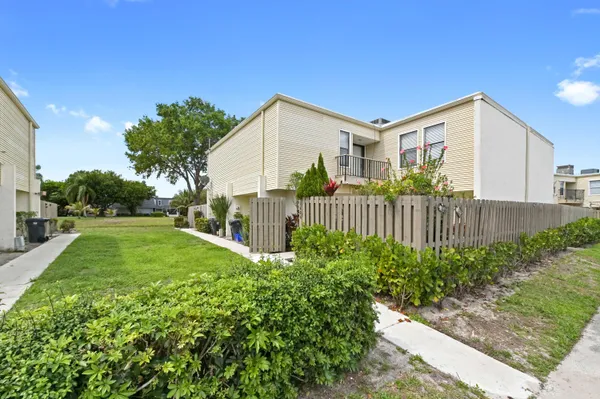 $2,200 | 1606 Shaker Circle, Wellington, FL 33414