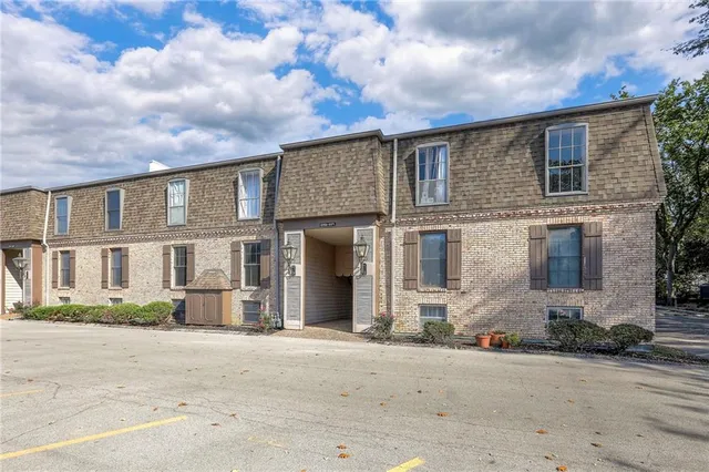 $185,000 | 5163 West 75th Street, Prairie Village, KS 66208