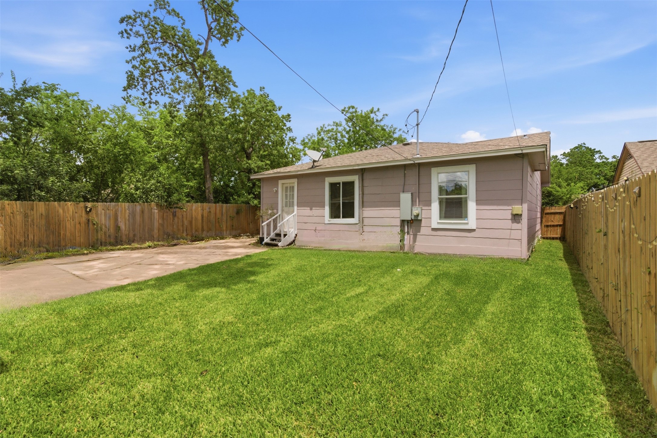 306 Center Street Pasadena, TX 77506 - Photo 27 of 31 a front view of house with yard and green space