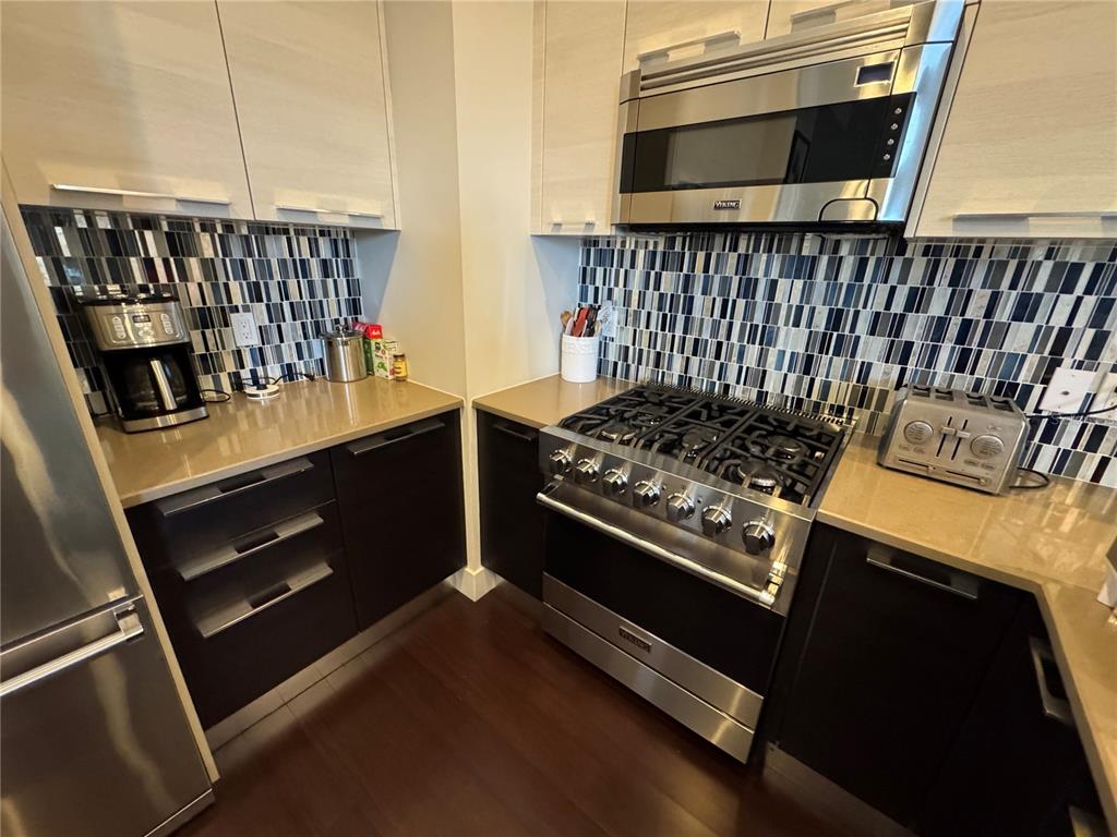 239 Cosmopolitan Court Sarasota, FL 34236 - Photo 10 of 29 a kitchen with a stove and a microwave