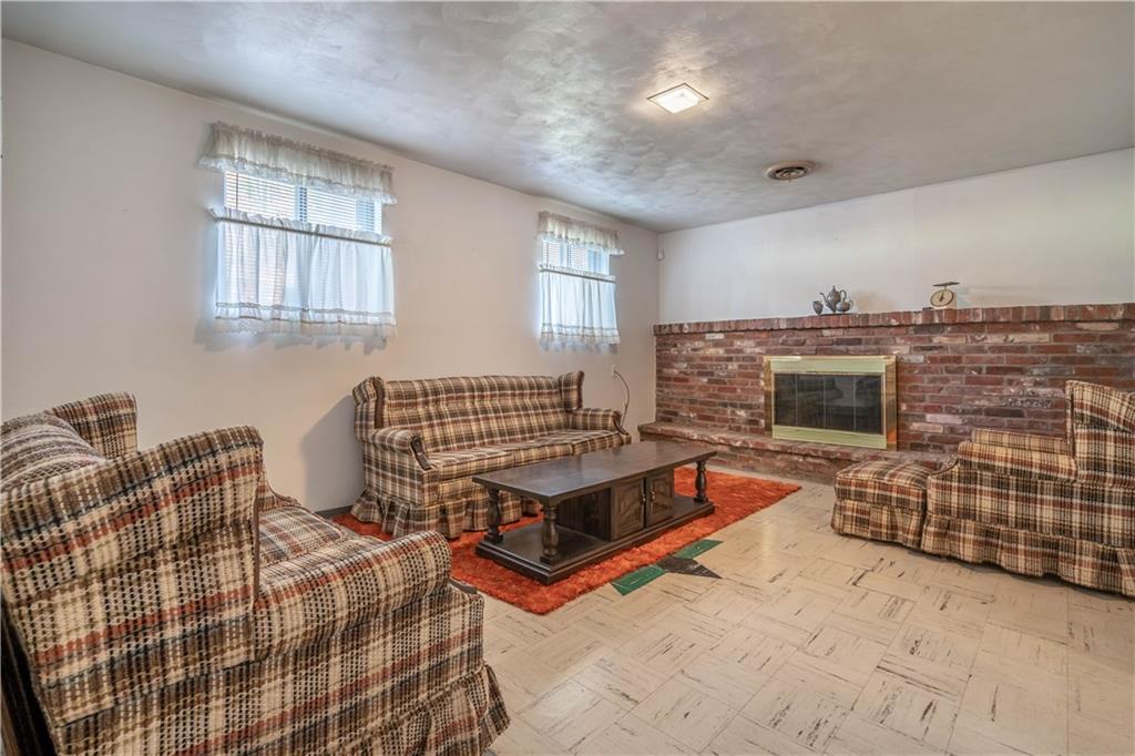 884 Bebout Road Venetia, PA 15367 - Photo 17 of 24 Family Room 884 Bebout Road