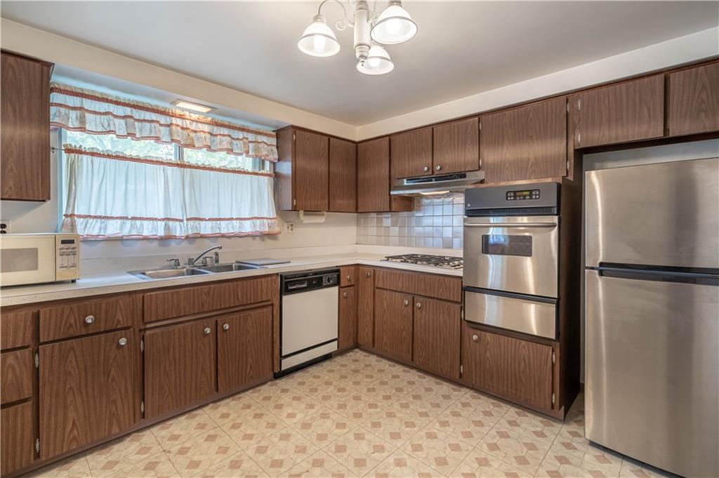 884 Bebout Road Venetia, PA 15367 - Photo 9 of 24 Kitchen 884 Bebout Road