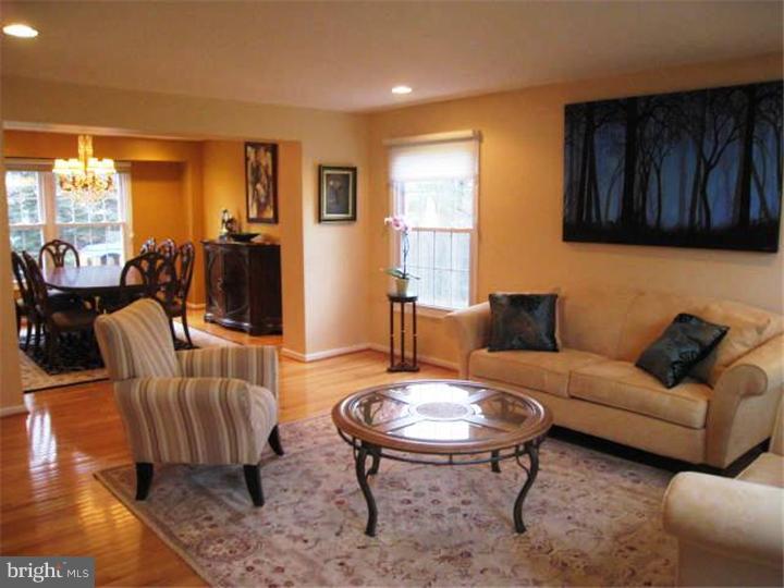 2063 East Wellington Road Newtown, PA 18940 - Photo 3 of 20 Living Room