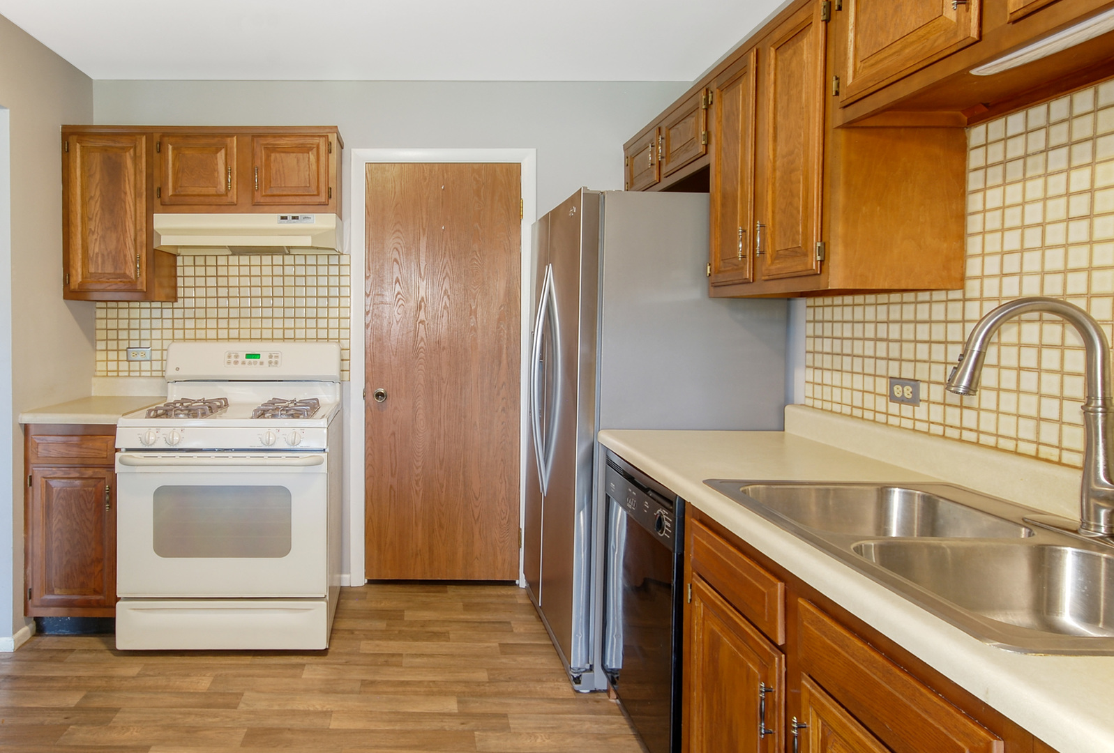 1540 Heather Court, Unit C1 Wheeling, IL 60090 - Photo 8 of 18