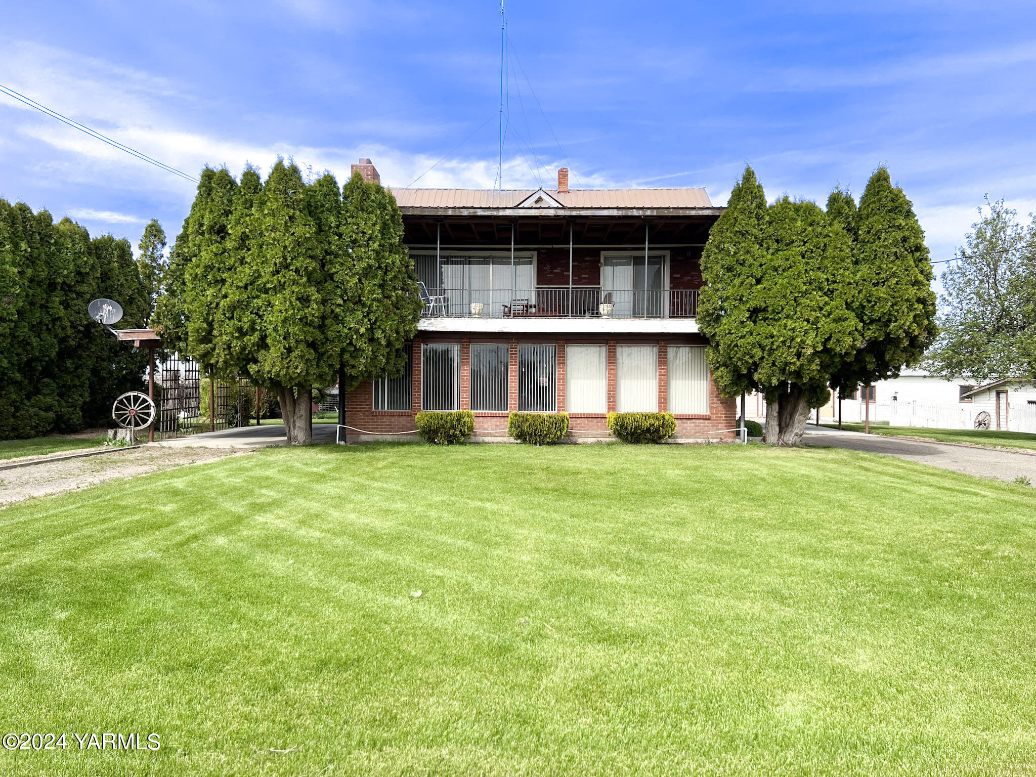 2011-2013 Forsell Road Grandview, WA 98930 - Photo 1 of 38 a front view of a house with a yard