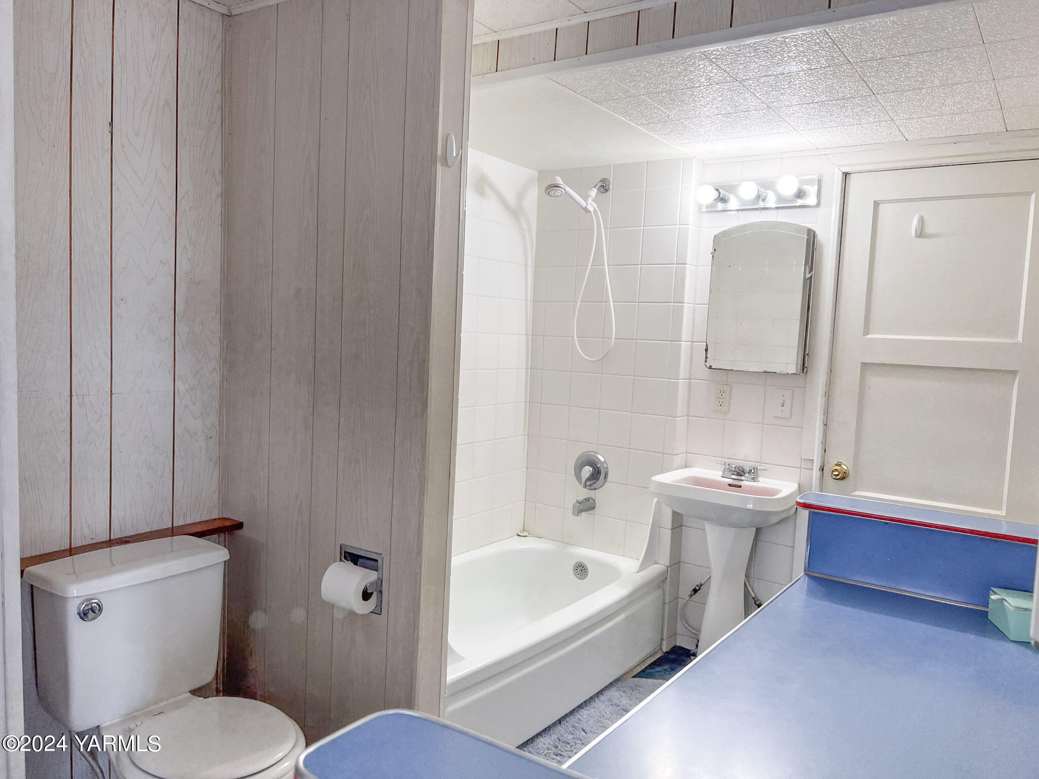 2011-2013 Forsell Road Grandview, WA 98930 - Photo 15 of 38 a bathroom with a toilet a sink and bathtub
