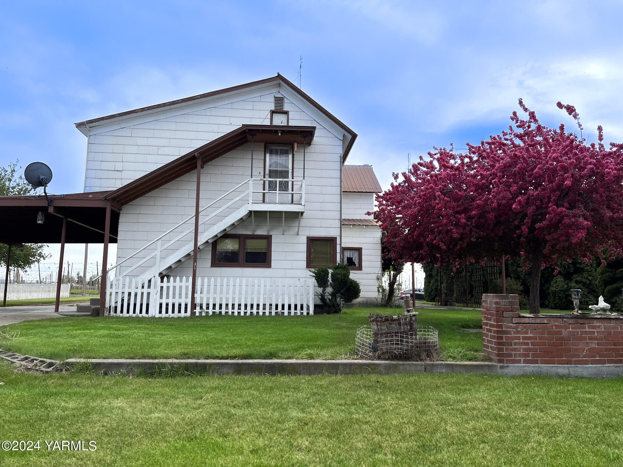 2011-2013 Forsell Road Grandview, WA 98930 - Photo 29 of 38 a front view of a house with a garden