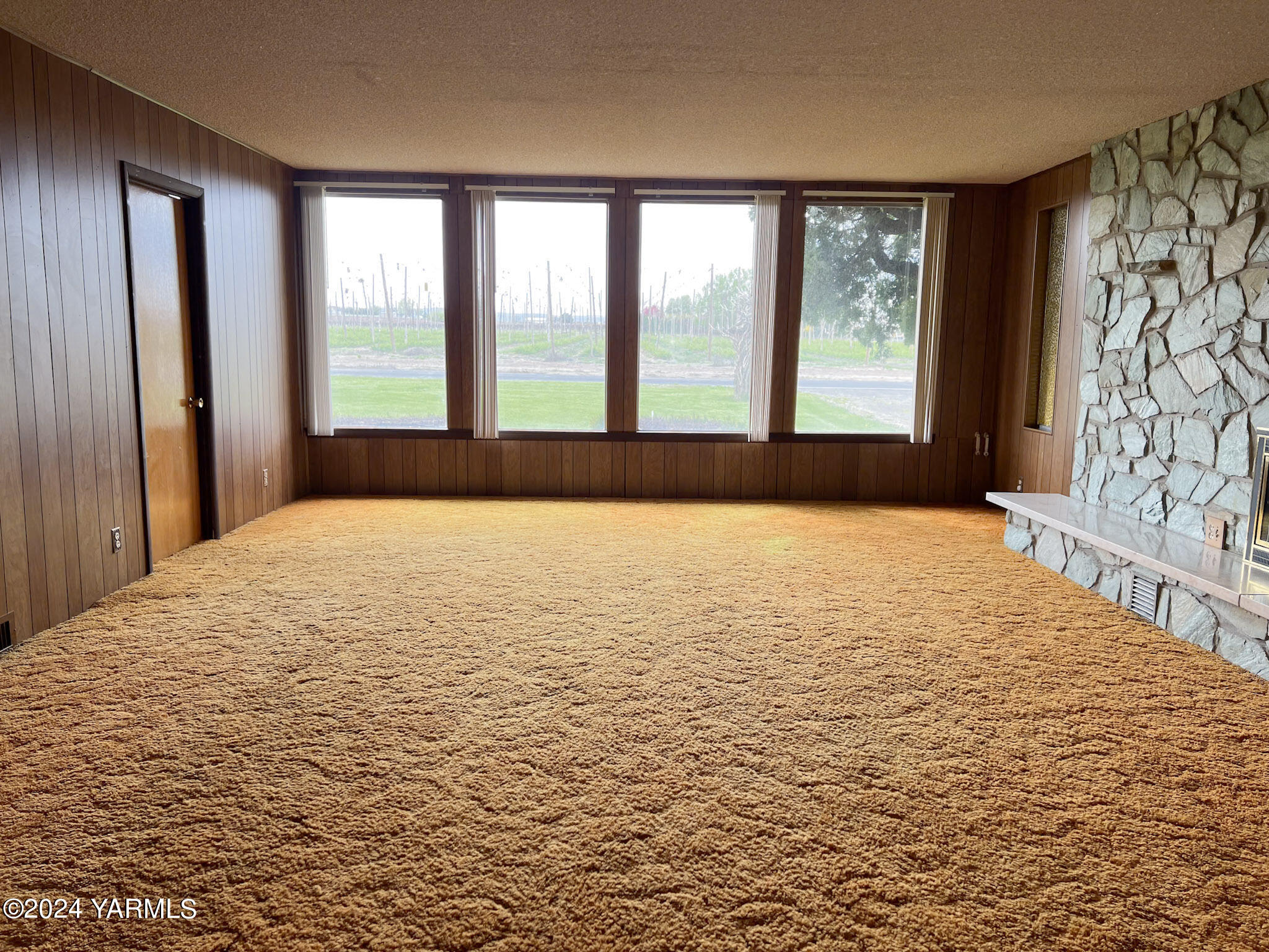 2011-2013 Forsell Road Grandview, WA 98930 - Photo 7 of 38 a large room with a large window