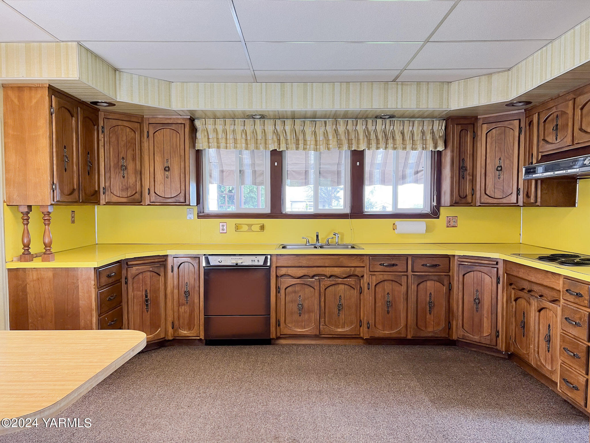 2011-2013 Forsell Road Grandview, WA 98930 - Photo 9 of 38 a large kitchen with a large window