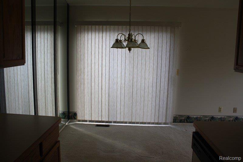 230 Pine Tree Ridge Waterford, MI 48327 - Photo 4 of 11 dining