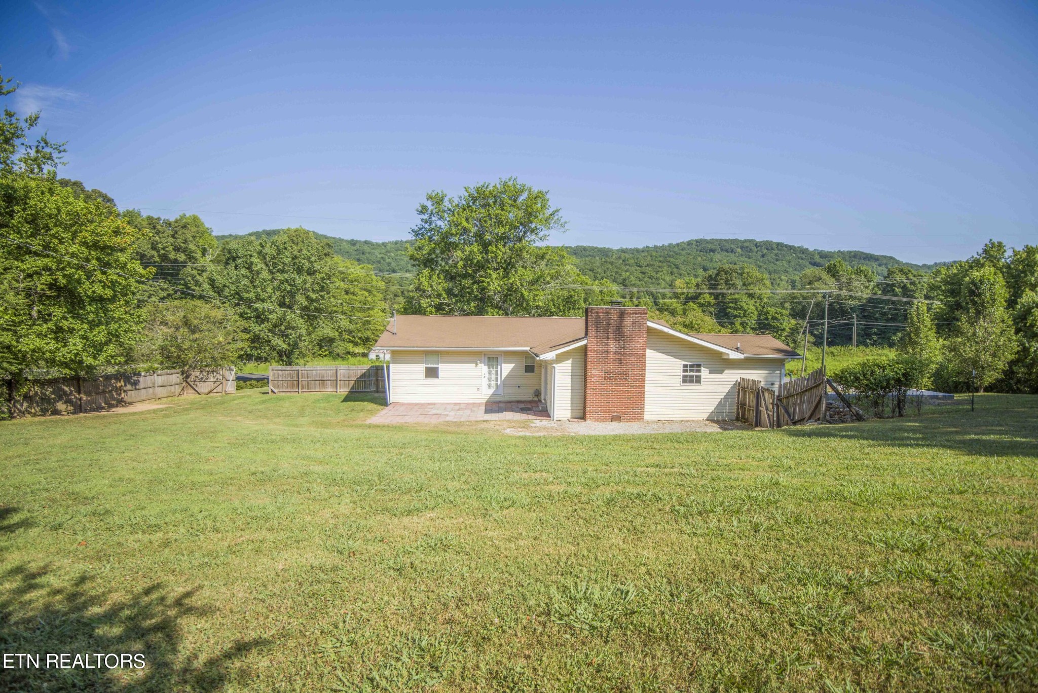 2678 Dutch Valley Road Clinton, TN 37716 - Photo 3 of 23