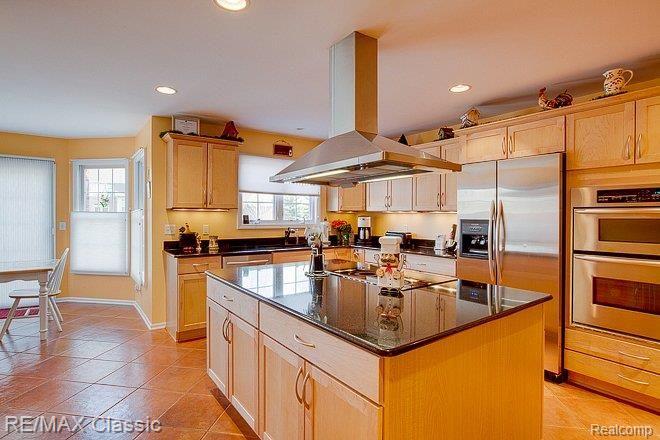 19088 Wayne Road Livonia, MI 48152 - Photo 8 of 25 Maple Cabinets