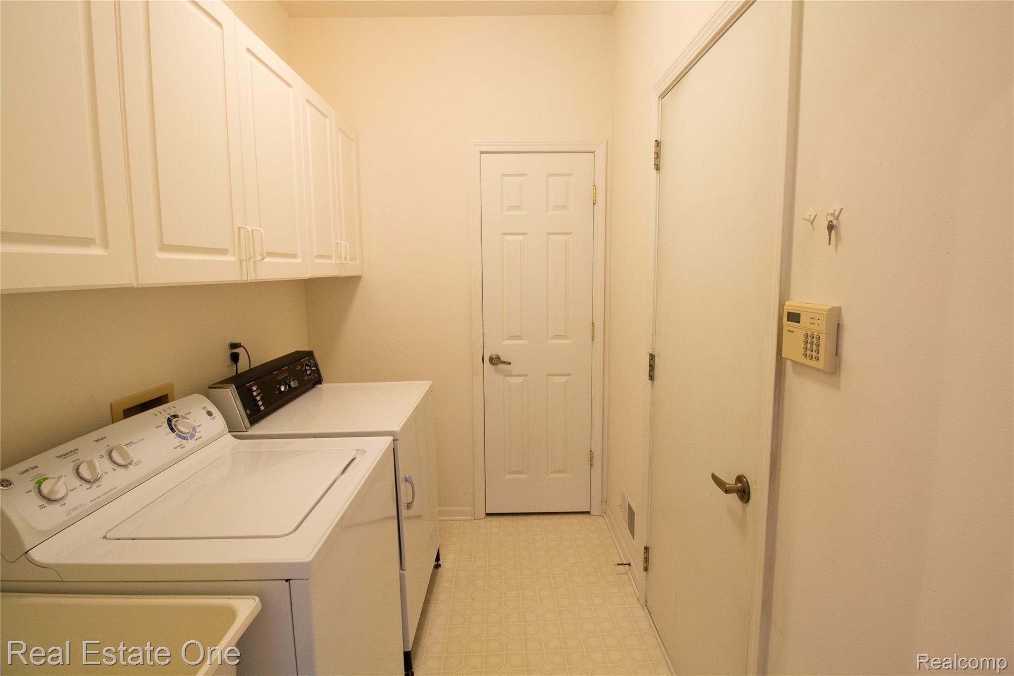 1070 Bluebird Drive, Unit 31 Rochester, MI 48307 - Photo 18 of 24 Laundry_1.jpg