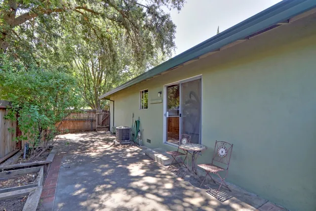 a view of a pathway of a house with wooden fence