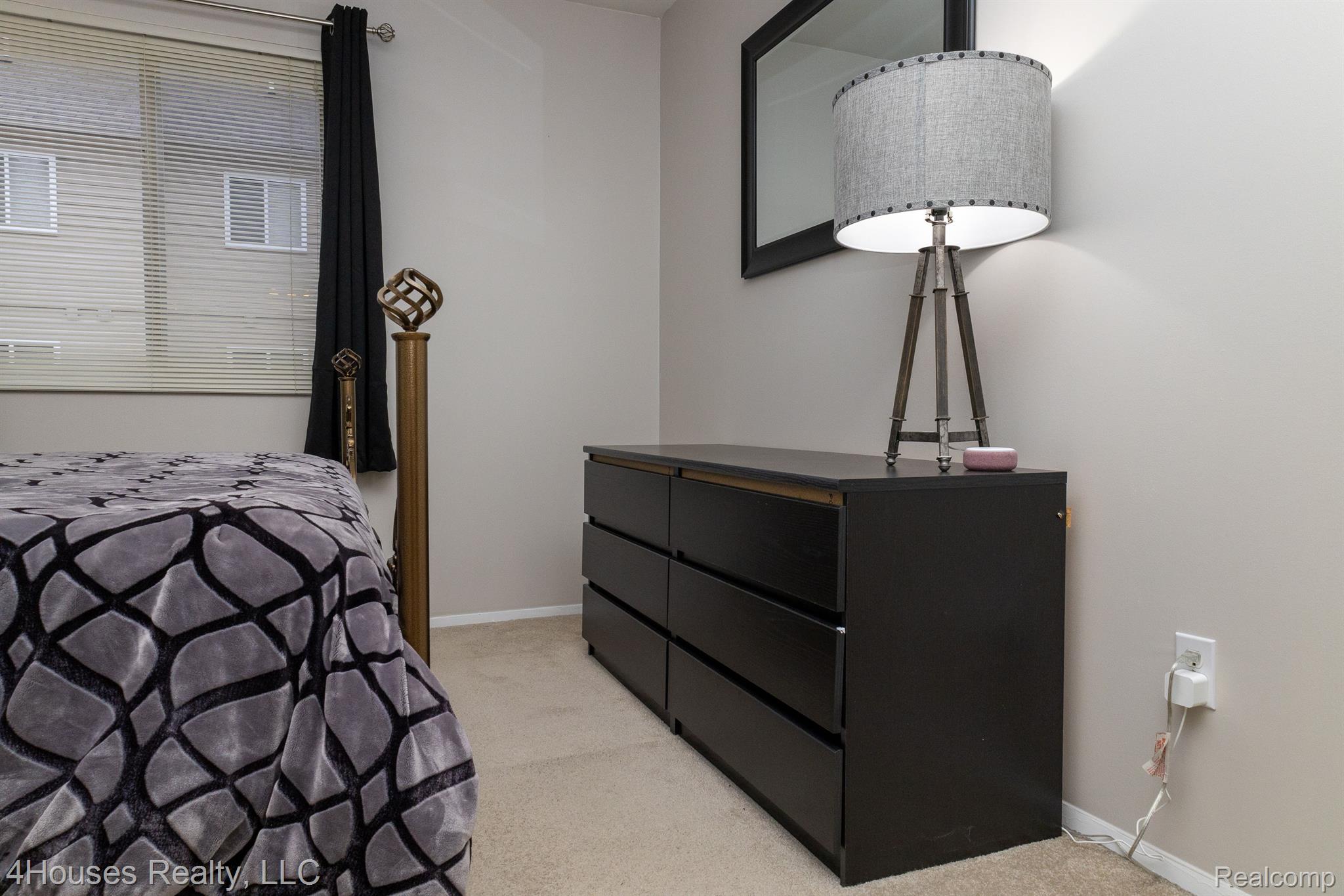 654 Lydia Lane, Unit 48 Pontiac, MI 48341 - Photo 21 of 38 Primary Suite Furnished