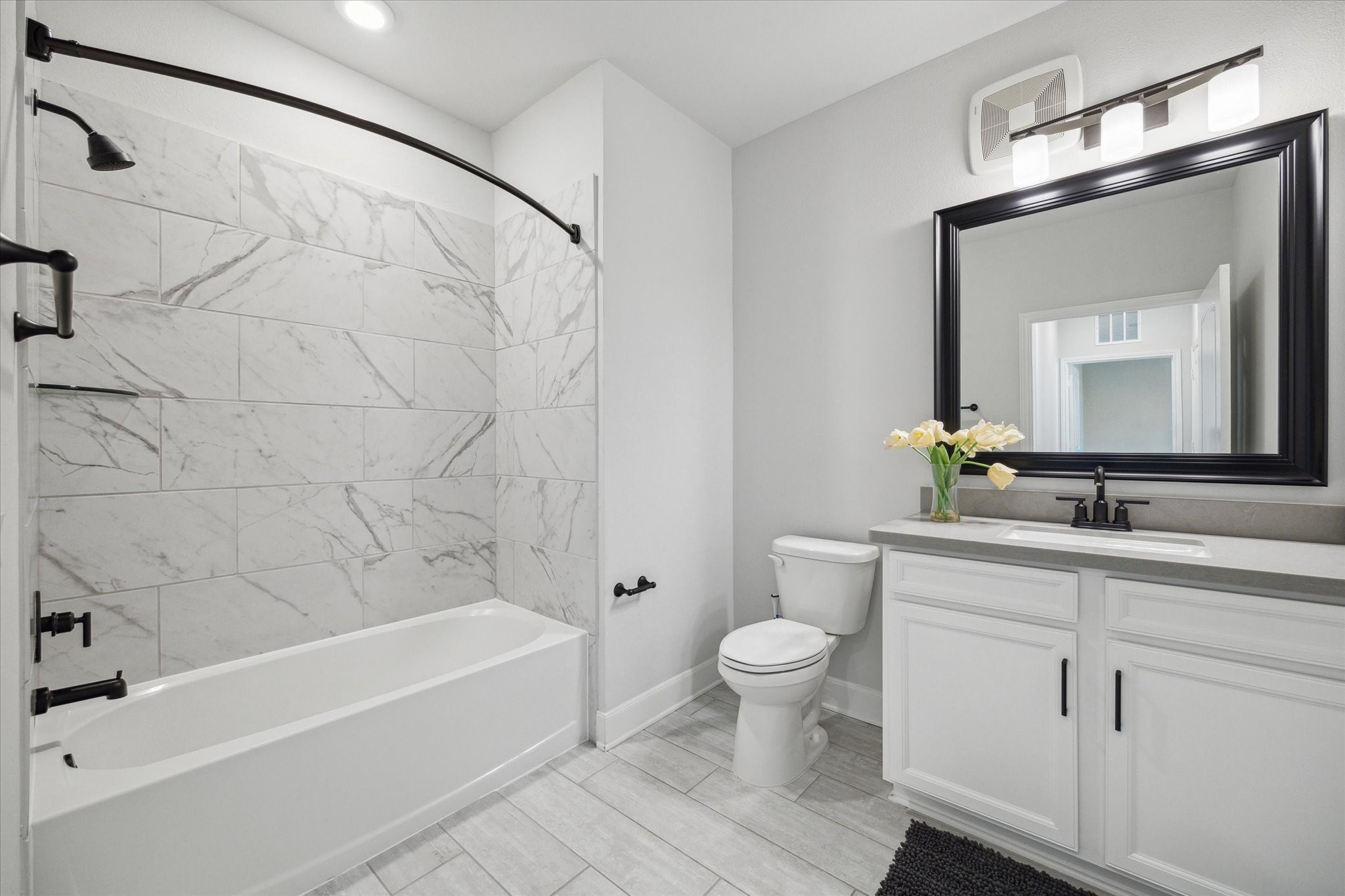 6804 Westview Drive, Unit 1407 Houston, TX 77055 - Photo 15 of 31 Full guest bathroom.