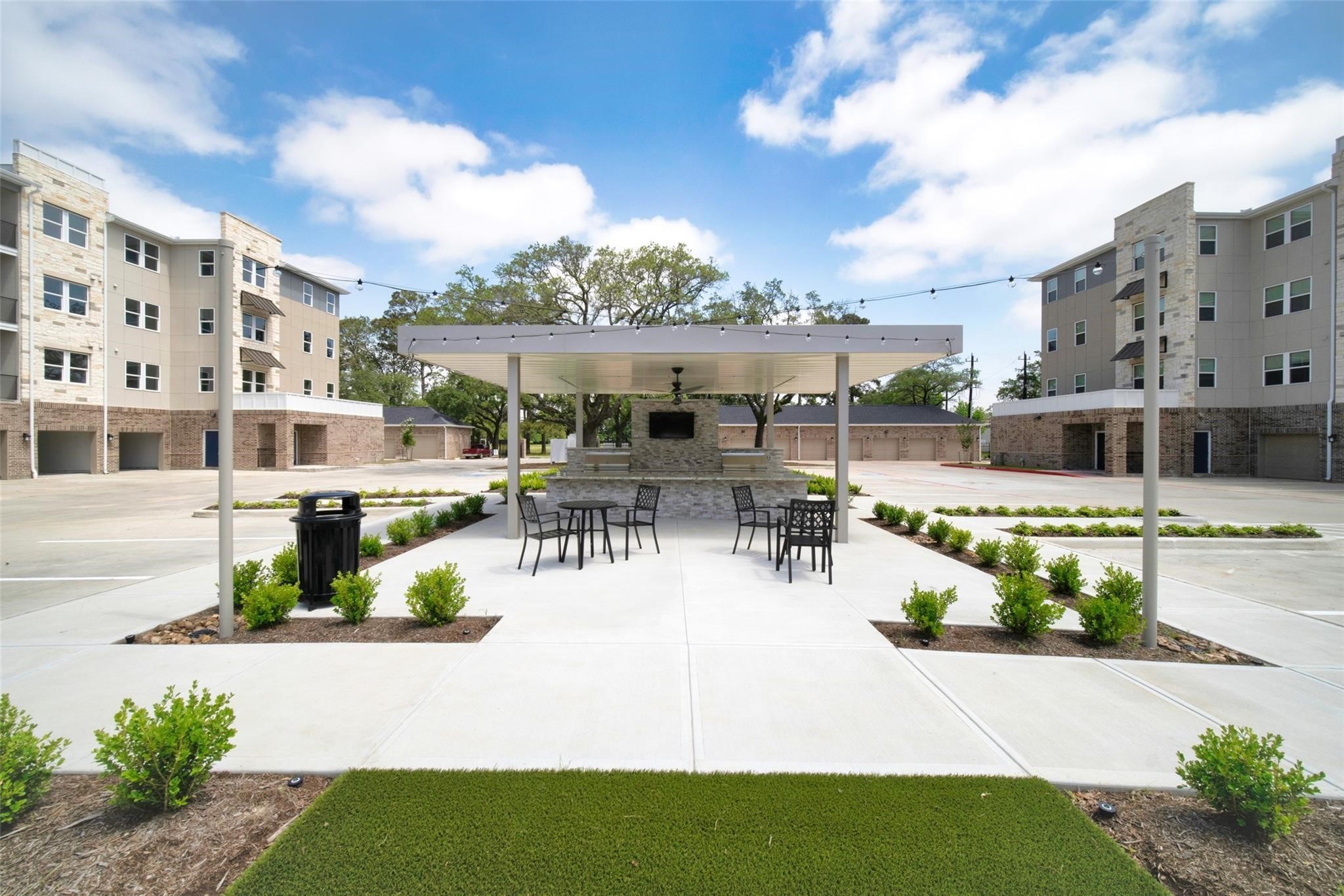6804 Westview Drive, Unit 1407 Houston, TX 77055 - Photo 27 of 31 Outdoor gathering area.