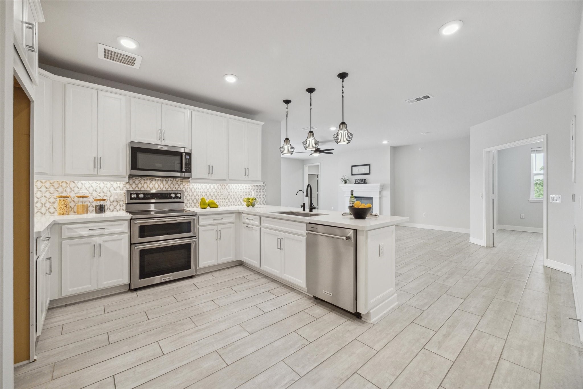 6804 Westview Drive, Unit 1407 Houston, TX 77055 - Photo 5 of 31 The kitchen seamlessly flows into the living room - ideal for entertaining.