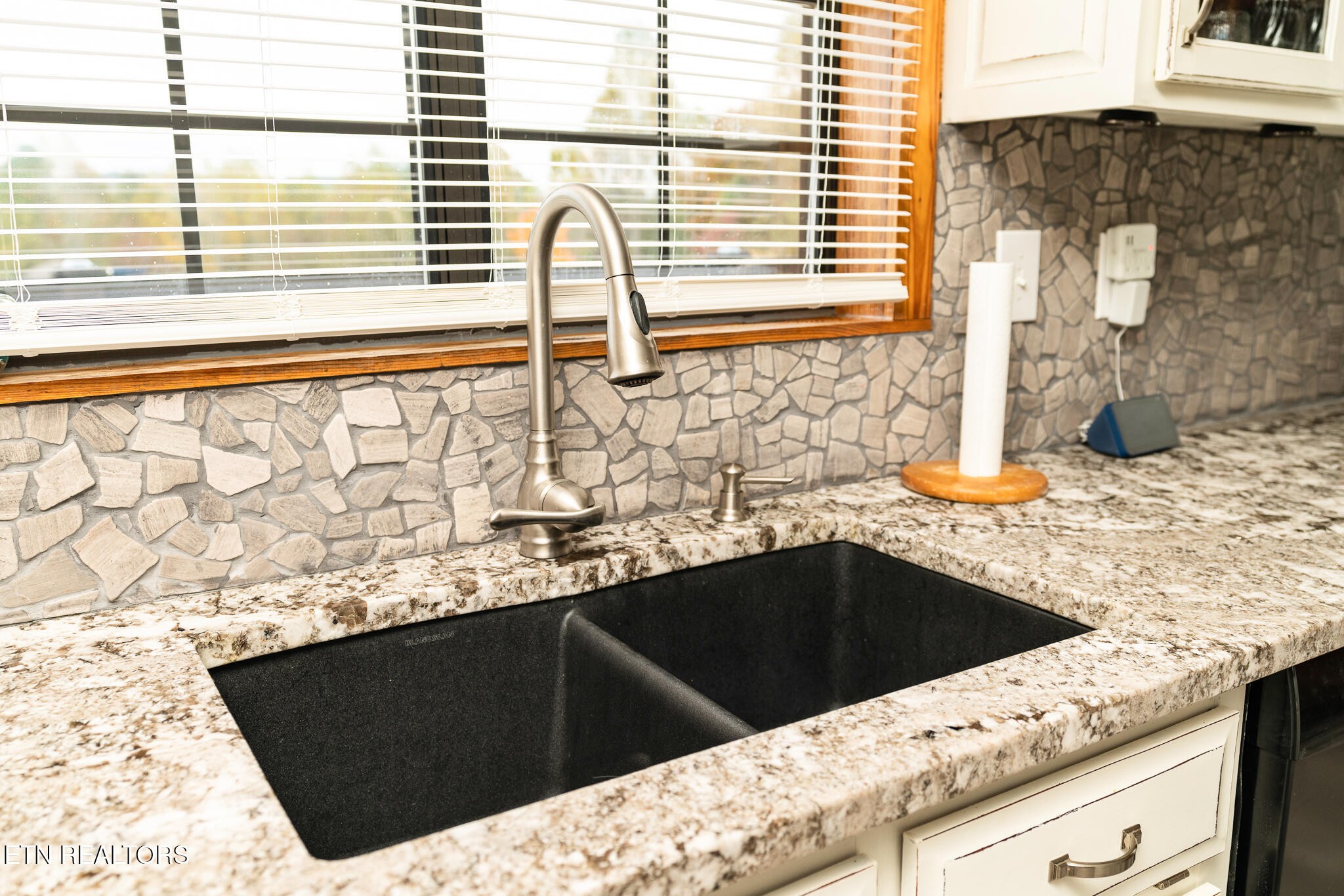 3767 Phillips Flats Road Oneida, TN 37841 - Photo 8 of 38