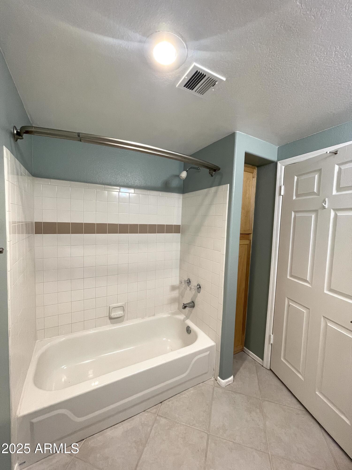 750 East Northern Avenue, Unit 1047 Phoenix, AZ 85020 - Photo 10 of 19 a spacious bathroom with a bathtub and shower