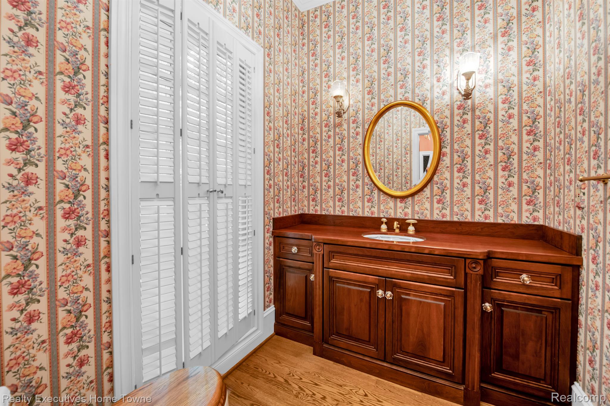 4940 Lakeshore Road Fort Gratiot, MI 48059 - Photo 5 of 63 Main floor, half bath