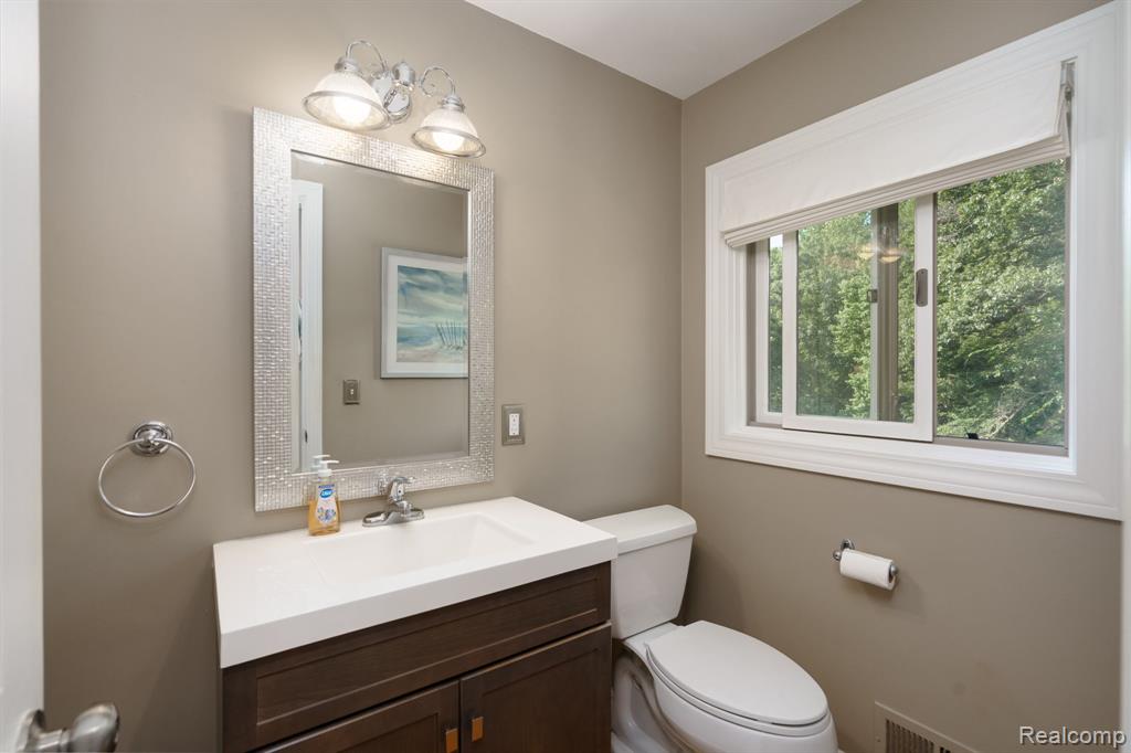 2063 Avoncrest Drive Rochester Hills, MI 48309 - Photo 16 of 40