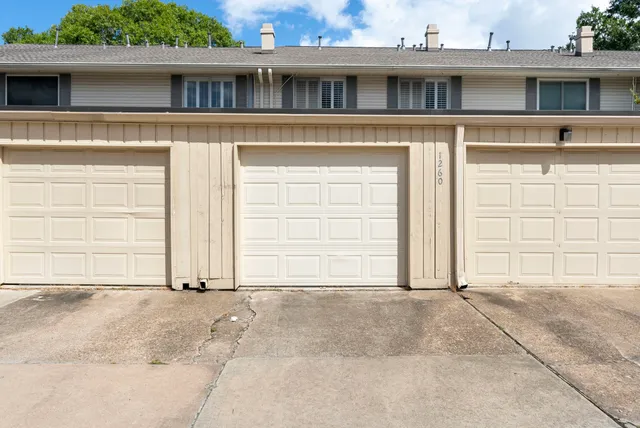 a view of a house with backyard