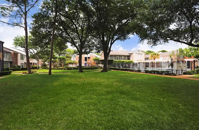 $445,000 | 1260 Fountain View Drive, Unit 171, Houston, TX 77057