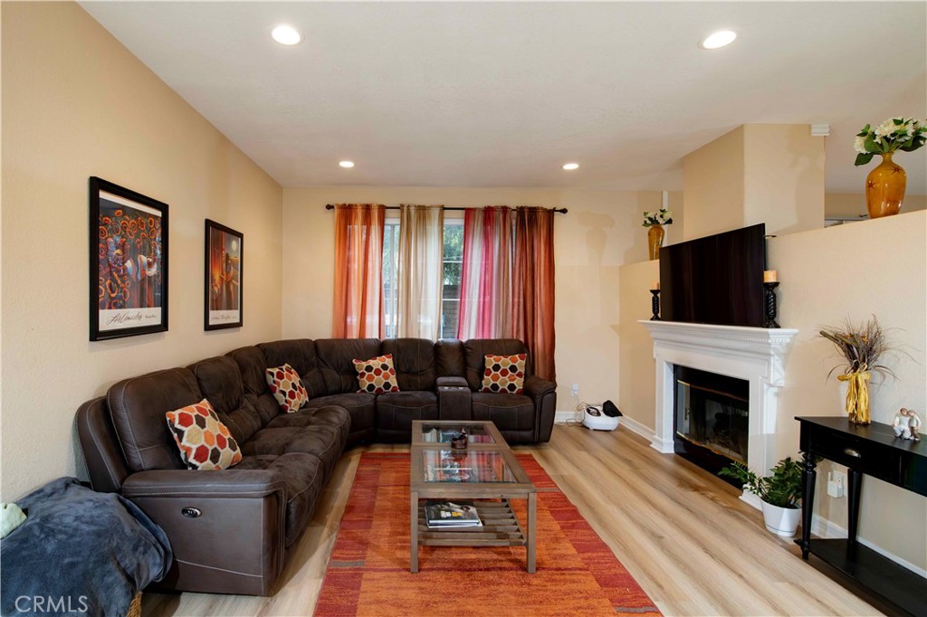 6755 Cowboy Street Simi Valley, CA 93063 - Photo 5 of 53 Living Room