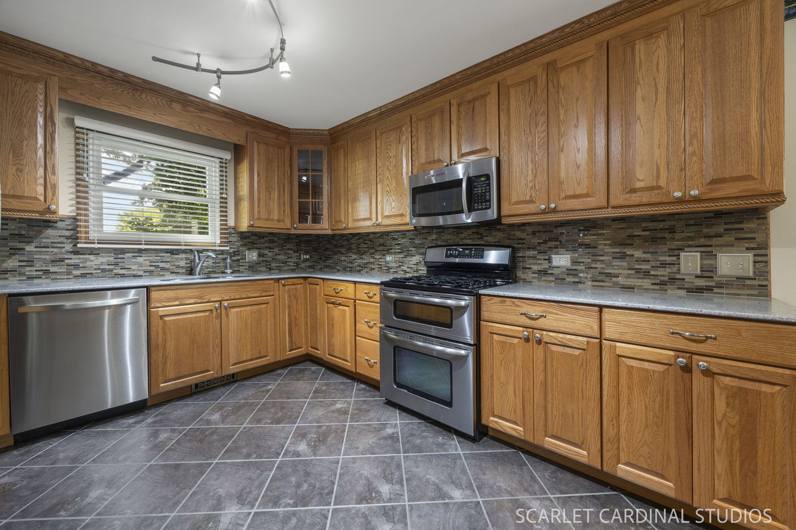904 Santa Rosa Avenue Wheaton, IL 60187 - Photo 11 of 35 Gallery Image 11