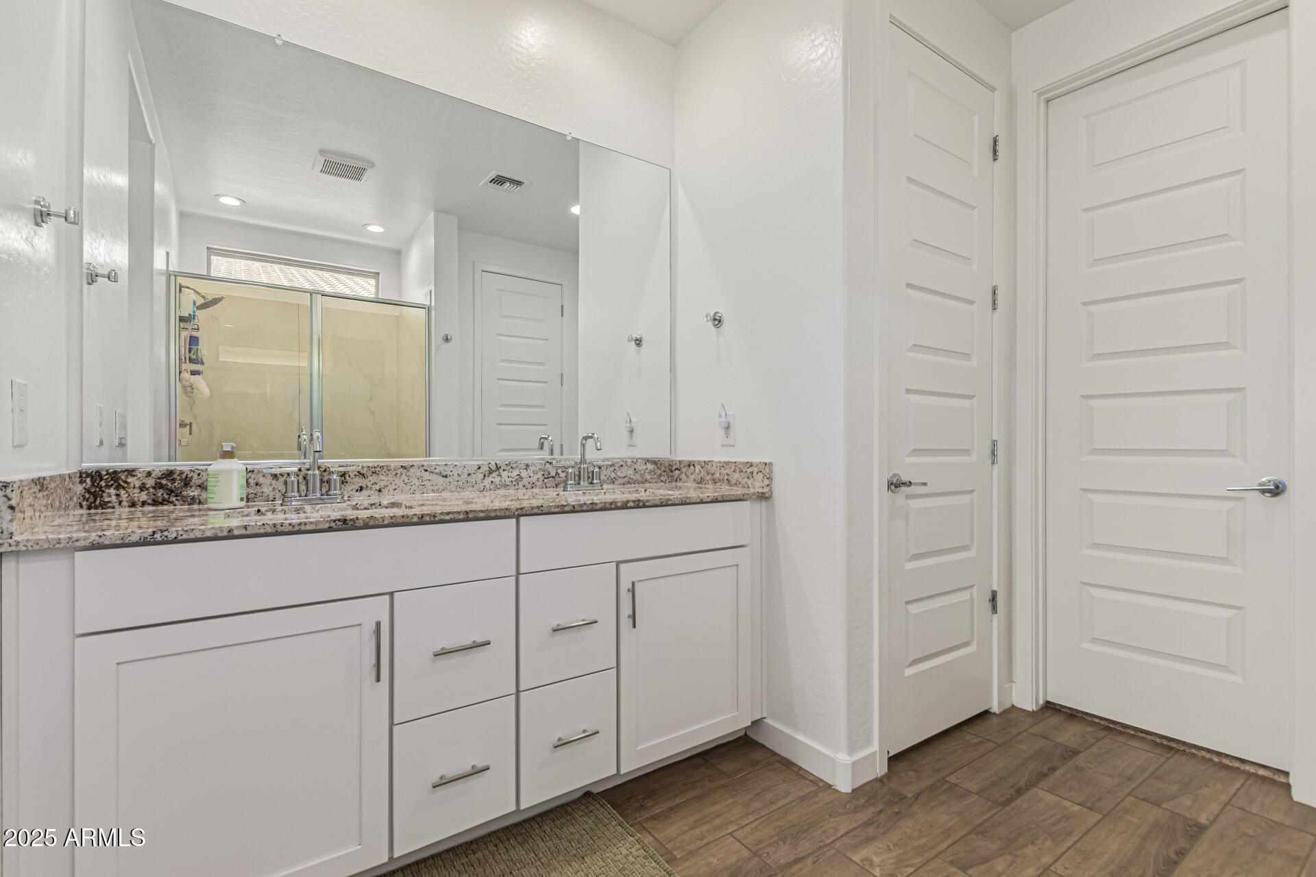 2517 West Pecan Road Phoenix, AZ 85041 - Photo 16 of 31 Primary bathroom