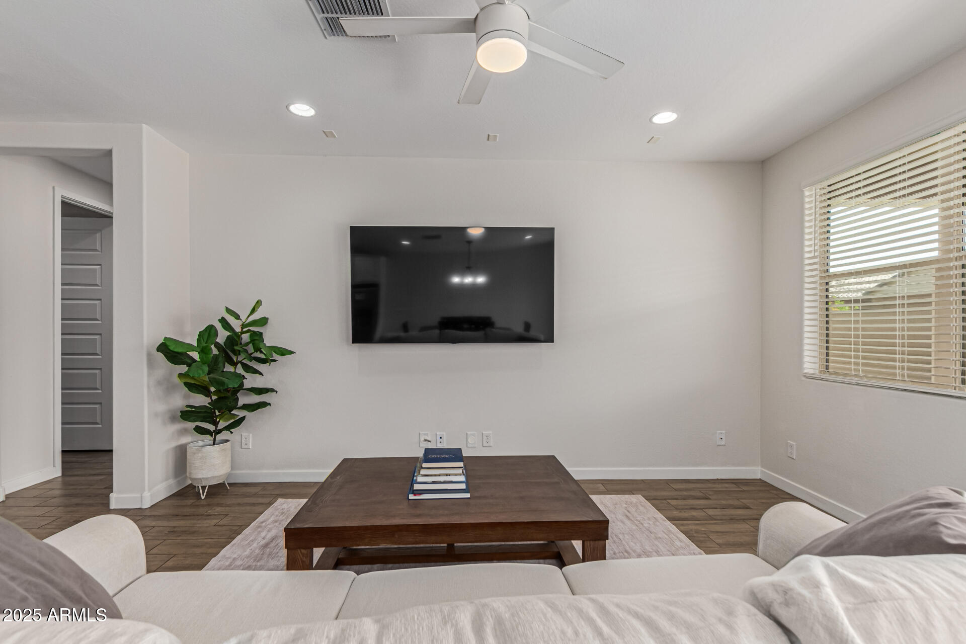 2517 West Pecan Road Phoenix, AZ 85041 - Photo 4 of 31 Living Room