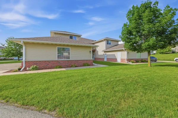 $182,900 | 322 Brookside Drive, Unit 6, Mayville, WI 53050
