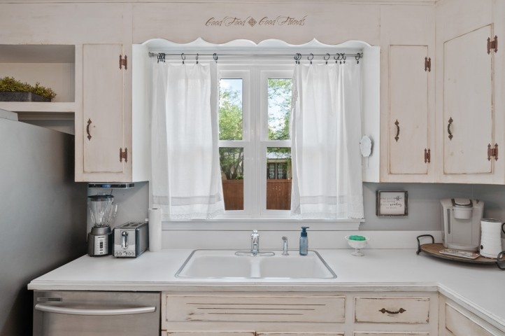 503 Perkins Drive Franklin, TN 37064 - Photo 14 of 40 a kitchen with stainless steel appliances granite countertop a sink and a granite counter tops