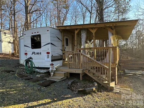 a view of a house with backyard