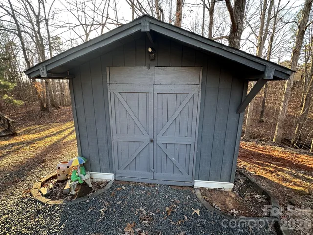 a view of a house with backyard