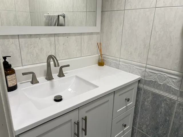 a close view of sink and tap