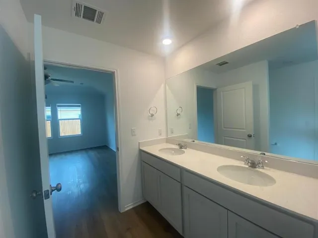 a en suite bathroom with a double vanity sink and mirror