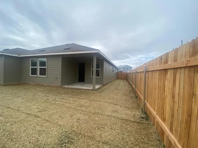 a view of a house with backyard