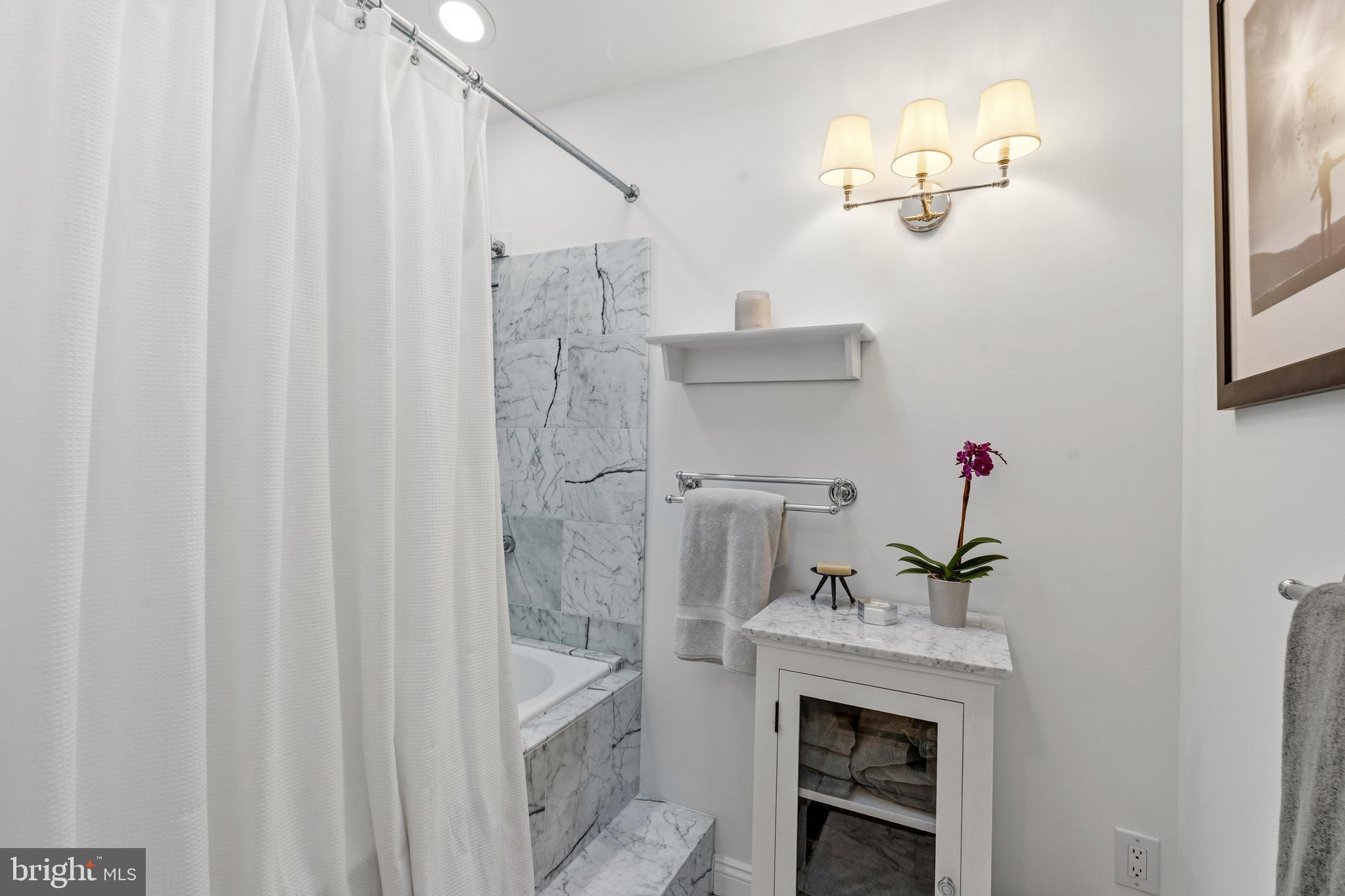 402 Skyhill Road Alexandria, VA 22314 - Photo 22 of 42 Full bath