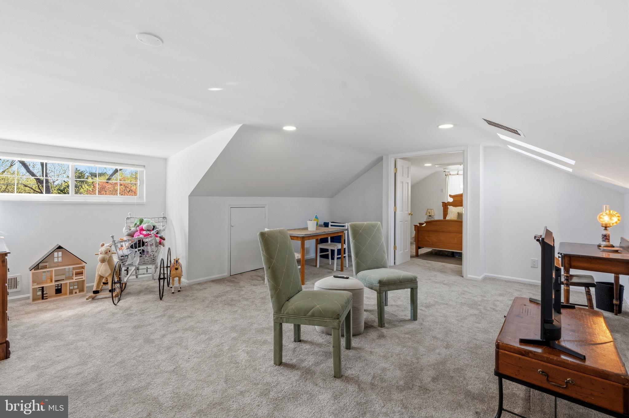 402 Skyhill Road Alexandria, VA 22314 - Photo 29 of 42 Upper level family room