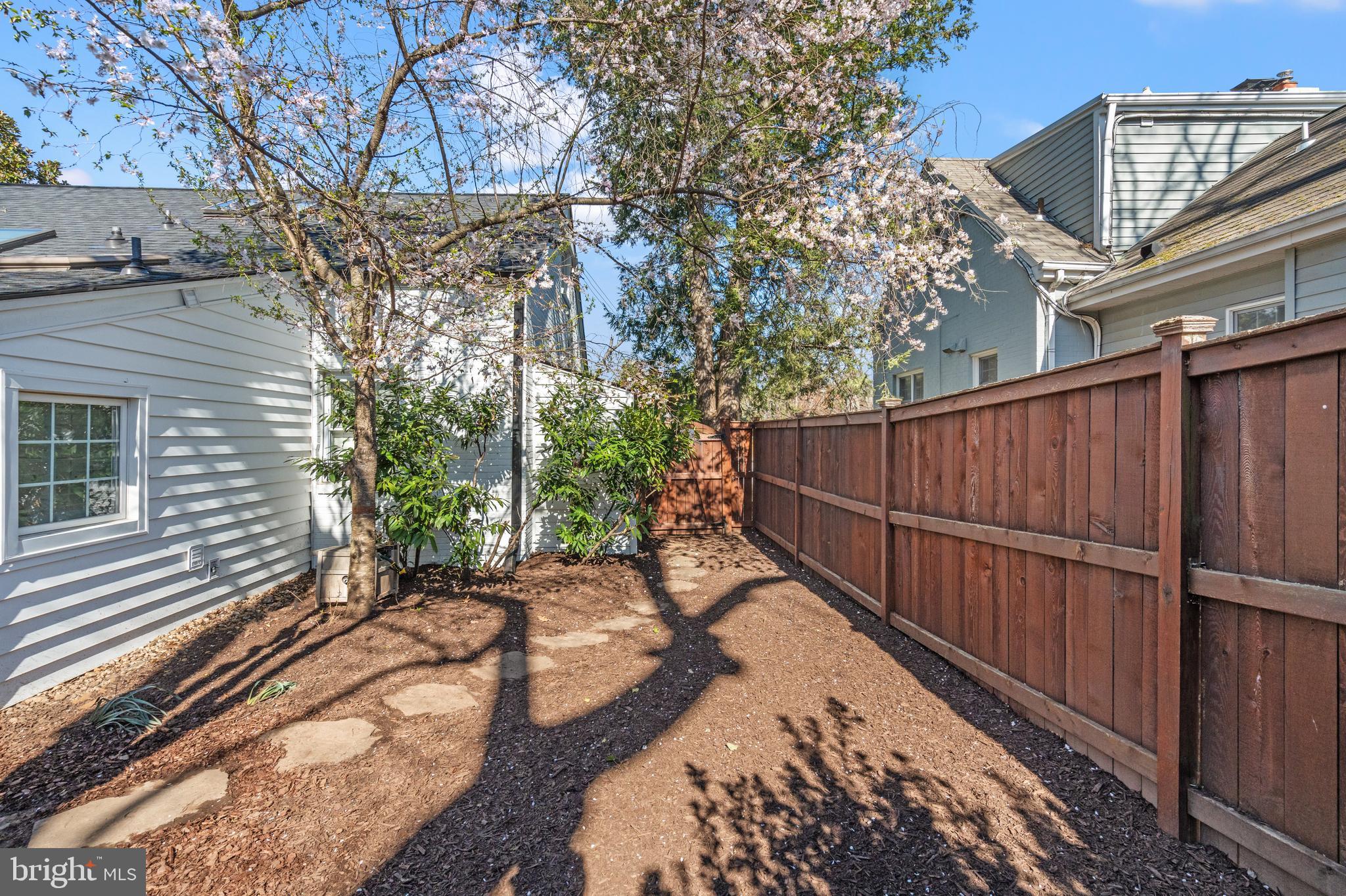 402 Skyhill Road Alexandria, VA 22314 - Photo 36 of 42 Side yard
