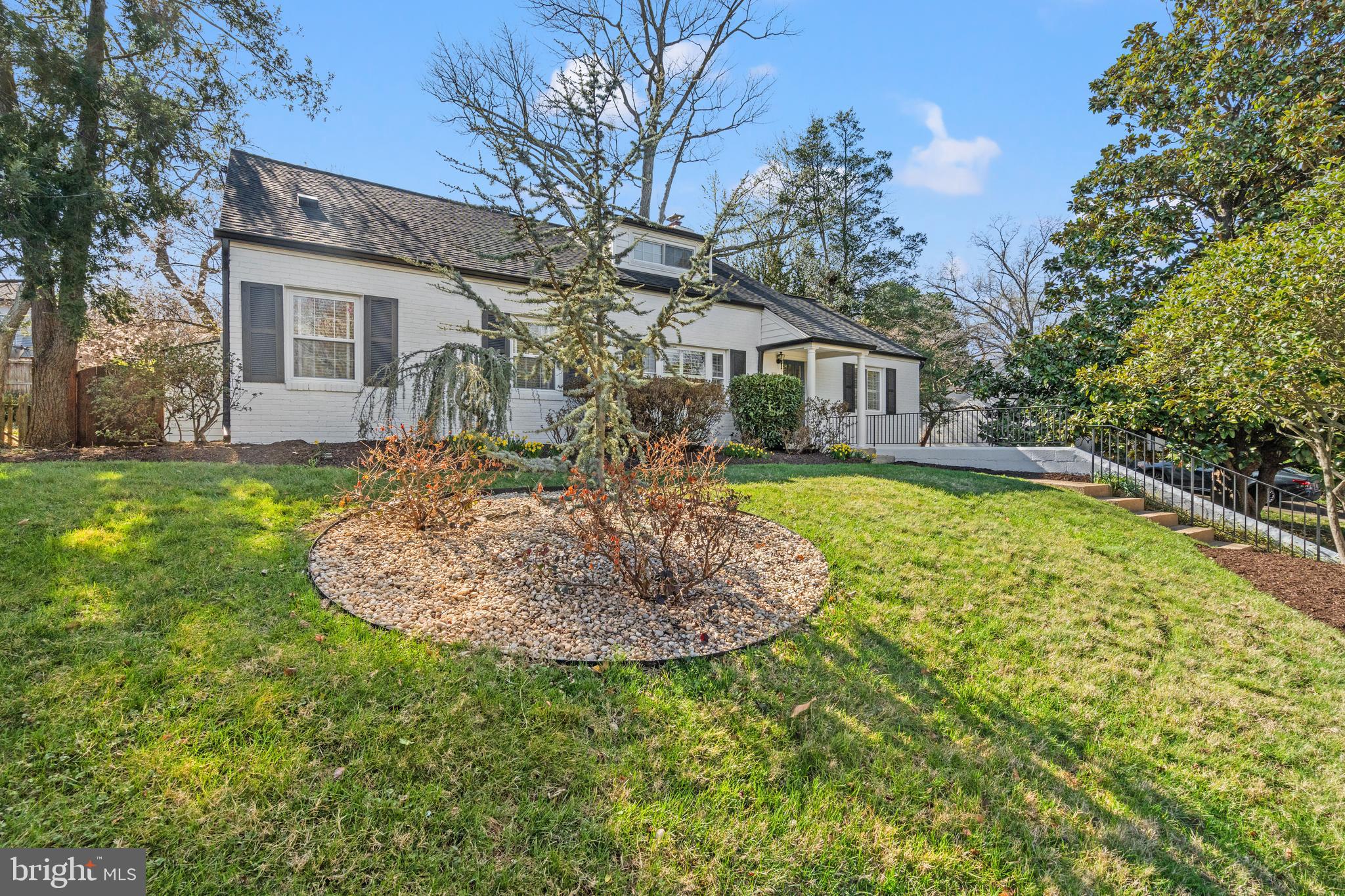 402 Skyhill Road Alexandria, VA 22314 - Photo 41 of 42 Front yard