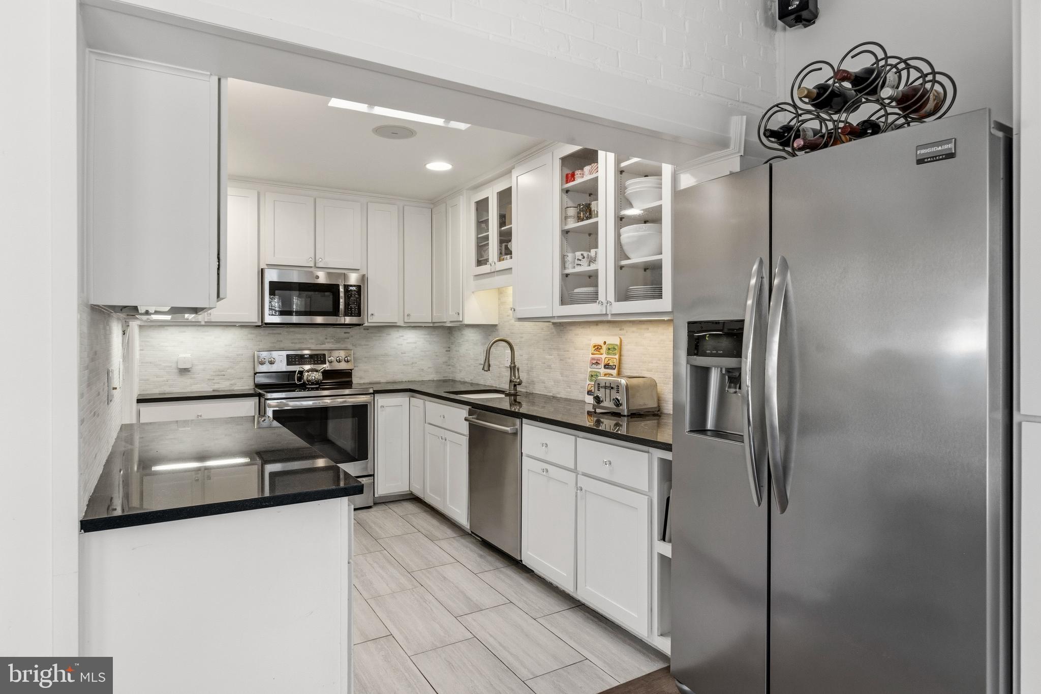 402 Skyhill Road Alexandria, VA 22314 - Photo 10 of 42 Stainless steel appliances
